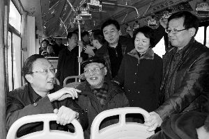 繆瑞林在車上與市民、乘委會委員交流 通訊員 卜照雪 攝