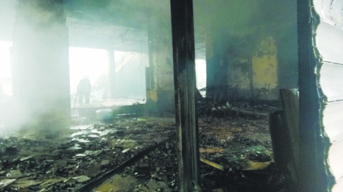 3.營業(yè)大廳棚頂坍塌，貨物成灰。