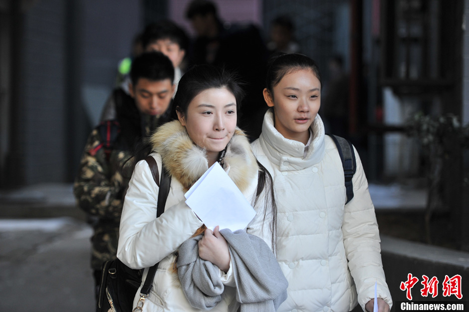 圖為表演系考生走出考場。