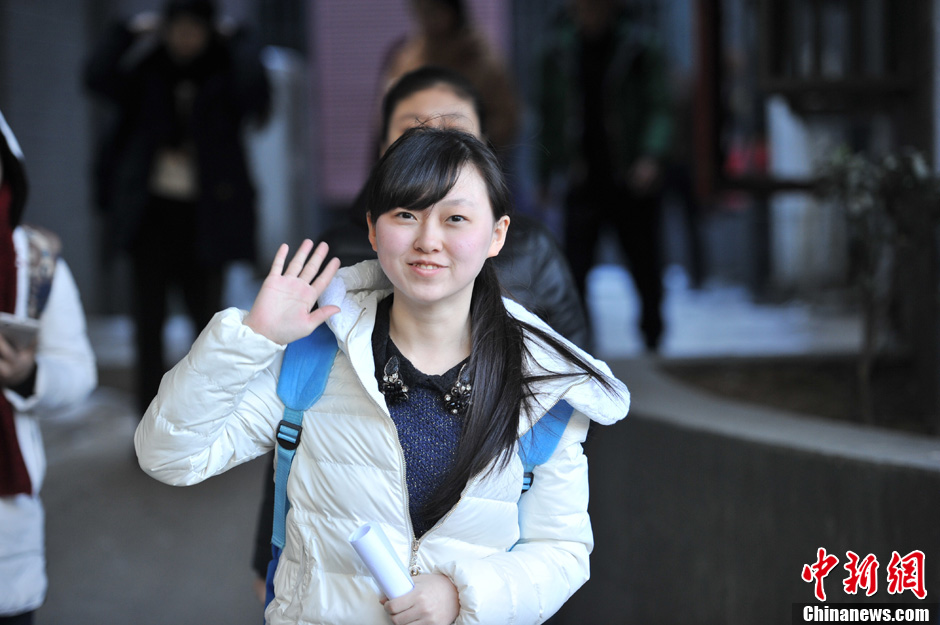 圖為表演系考生走出考場。