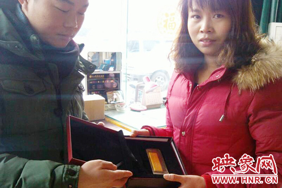 鄭州公交車長(zhǎng)撿到價(jià)值3000元“金條”物歸原主