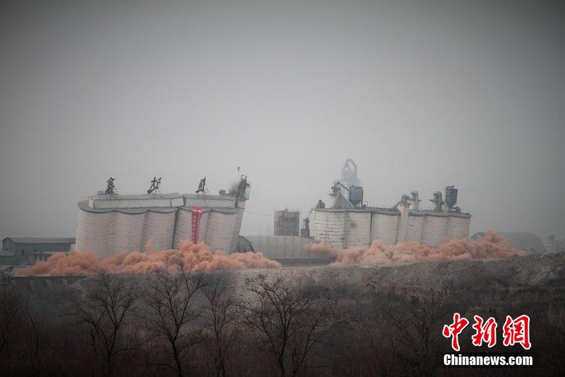　2014年2月17日，石家莊市再次啟動壓減水泥過剩產(chǎn)能、治理大氣污染水泥企業(yè)集中爆破拆除行動。