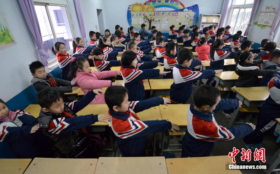 河北邯鄲開(kāi)學(xué)首日遇霧霾 學(xué)生室內(nèi)做課間操
