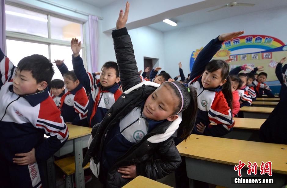 河北邯鄲開(kāi)學(xué)首日遇霧霾 學(xué)生室內(nèi)做課間操