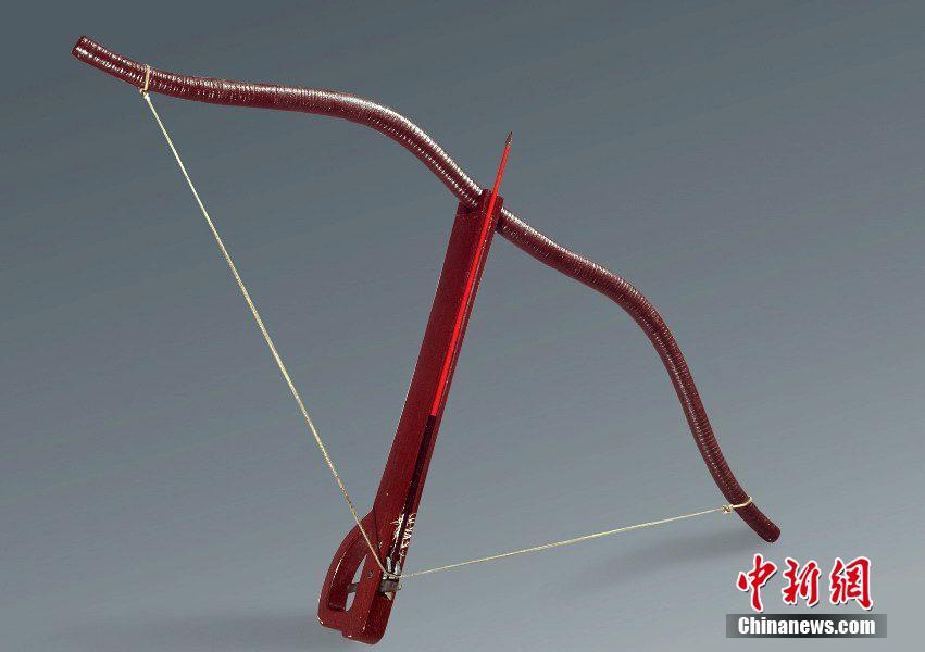 圖為弩的復(fù)制品。秦始皇帝陵博物院 供圖