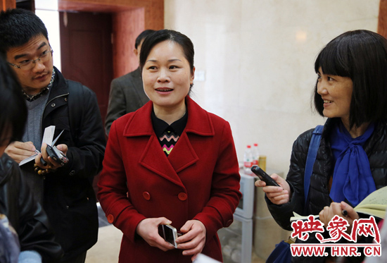 董亞娜是焦裕祿紀(jì)念館副館長，她兩次給習(xí)近平講解，贊總書記看得仔細(xì)，聽得認(rèn)真。3月20日，記者在蘭考采