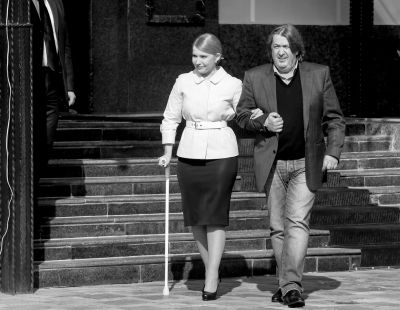 3月27日，烏克蘭基輔，前總理季莫申科在朋友的陪伴下赴新聞發(fā)布會(huì)現(xiàn)場(chǎng)，宣布將參加烏克蘭總統(tǒng)選舉。