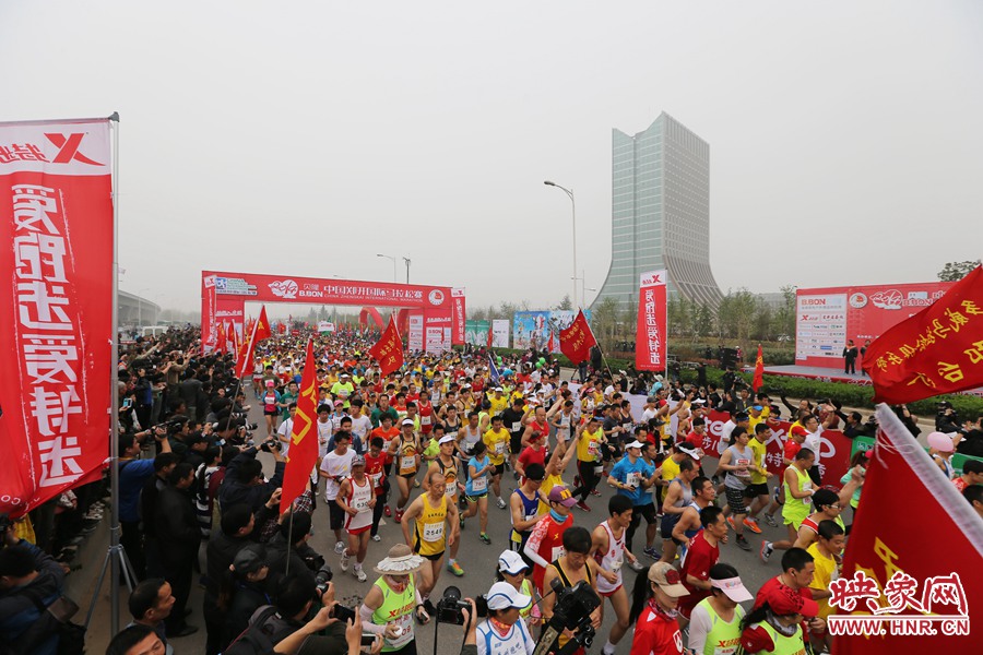 彩旗飄飄的起跑點(diǎn)。