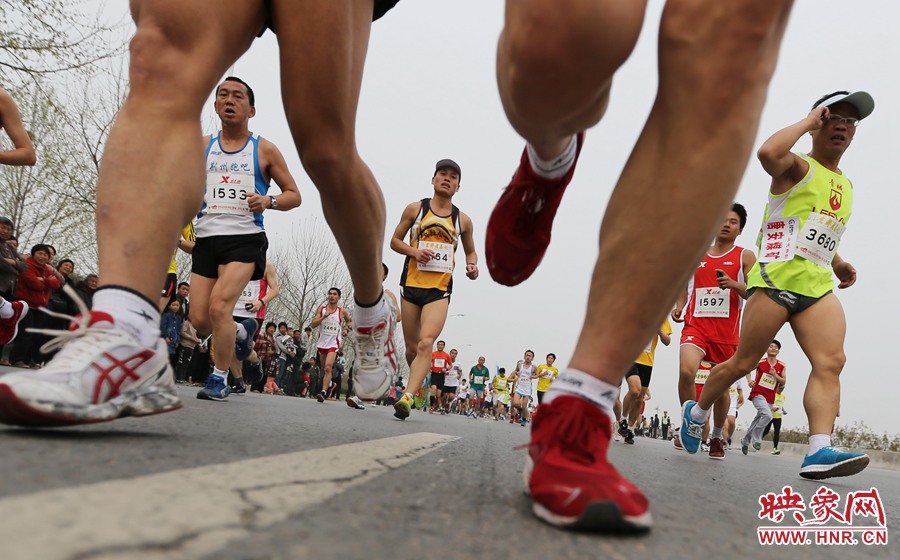 約五公里處，選手們已經(jīng)拉開(kāi)了距離。