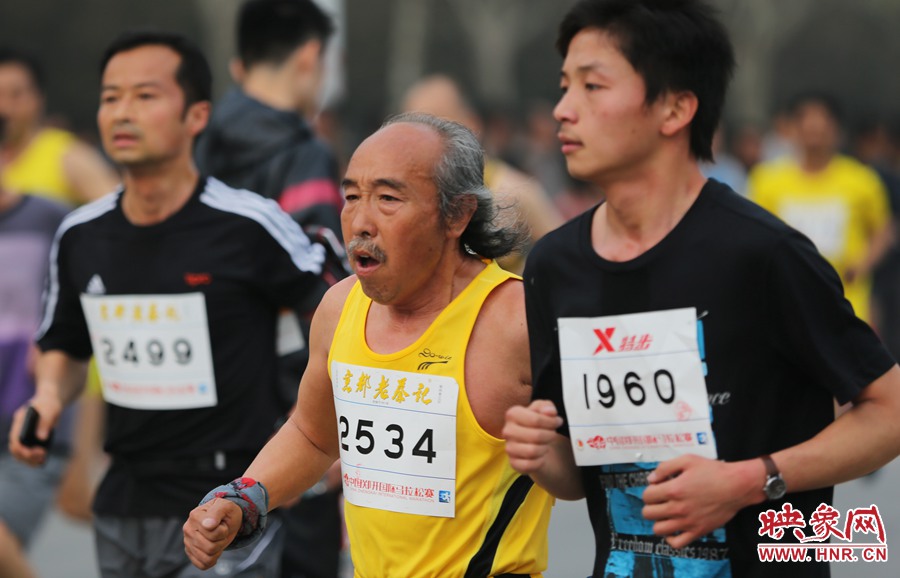 一位老年選手與年輕人比速度。