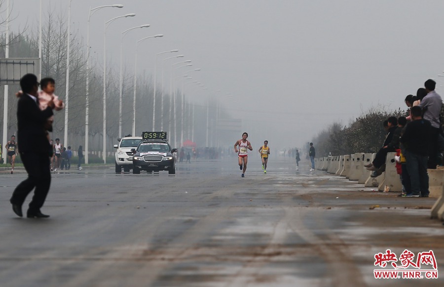 鄭開(kāi)大道兩側(cè)給選手加油的居民