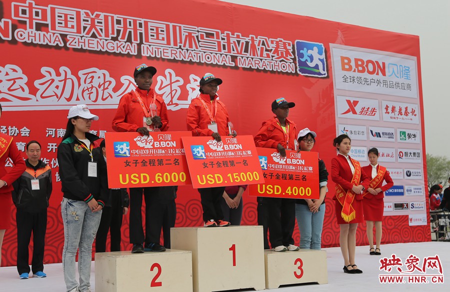 女子全程前三名選手。