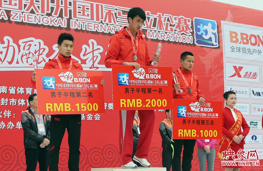 男子半程前三名選手。