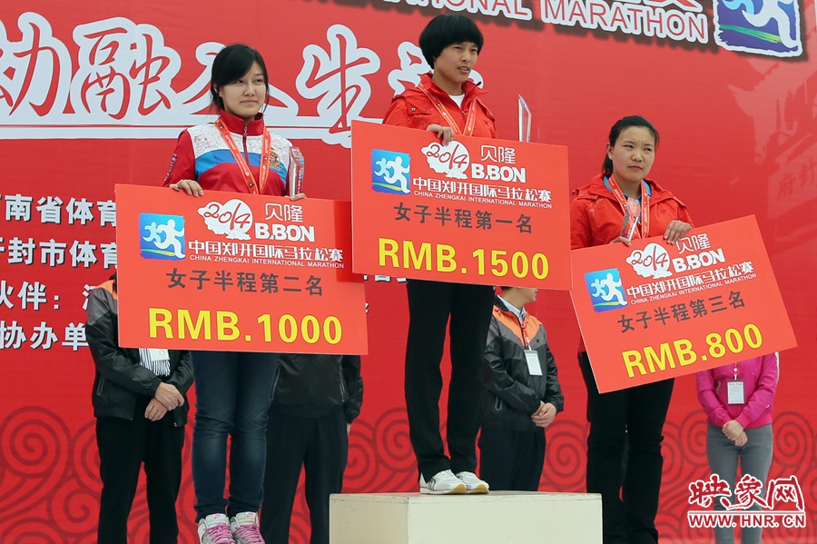 女子半程前三名選手。