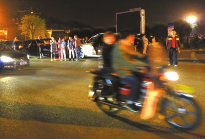 3月30日凌晨，地震發(fā)生后，秭歸縣城一些居民聚集到開闊的廣場上。新華社發(fā)