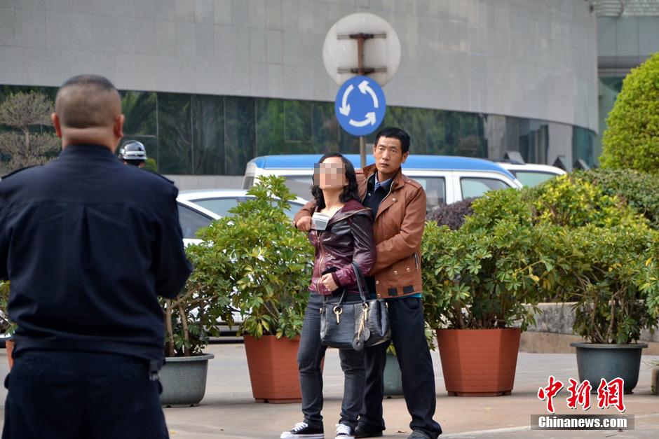 圖為劫持者與警方談判中。