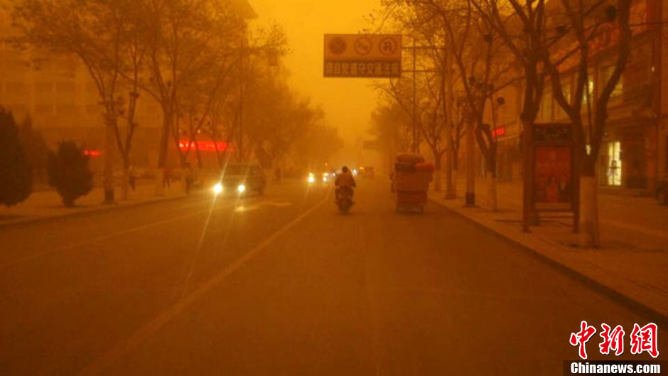 4月23日中午，甘肅酒泉多地出現(xiàn)強(qiáng)沙塵暴。