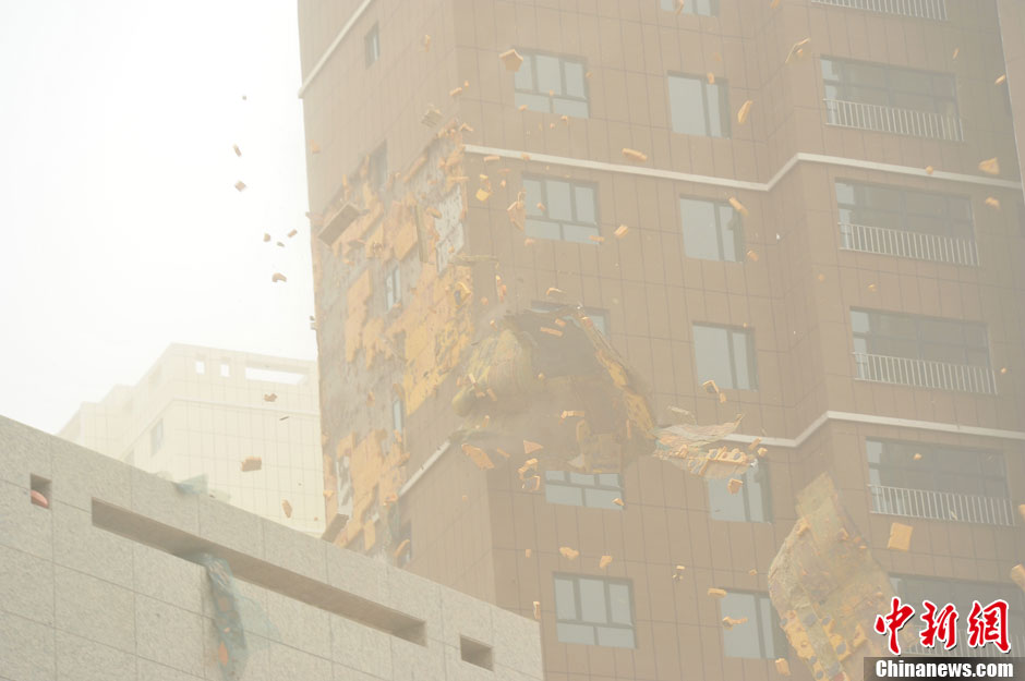 4月23日，受強(qiáng)冷空氣影響，新疆哈密出現(xiàn)出現(xiàn)強(qiáng)沙塵和降溫天氣，部分路段能見度不足50米