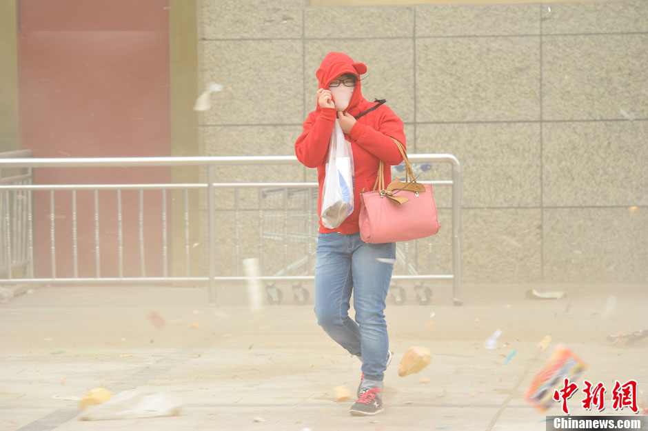 4月23日，受強(qiáng)冷空氣影響，新疆哈密出現(xiàn)出現(xiàn)強(qiáng)沙塵和降溫天氣