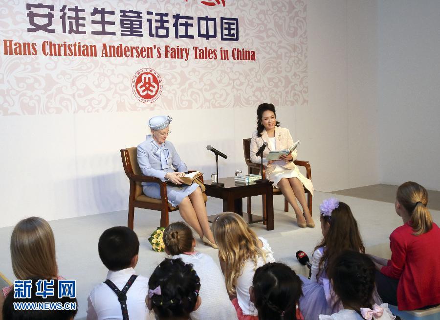 這是彭麗媛和瑪格麗特二世來(lái)到兩國(guó)孩子們當(dāng)中，為孩子們朗讀安徒生童話《丑小鴨》選段。