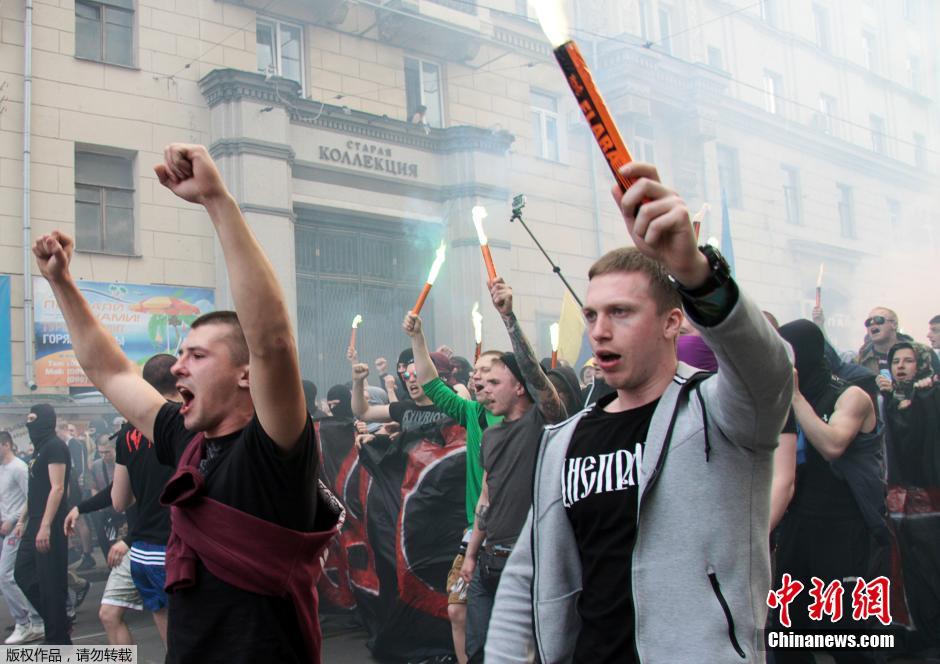 當(dāng)?shù)貢r間4月28日，烏克蘭哈爾科夫，親歐民眾和親俄民眾在街頭示威時發(fā)生大規(guī)模沖突。