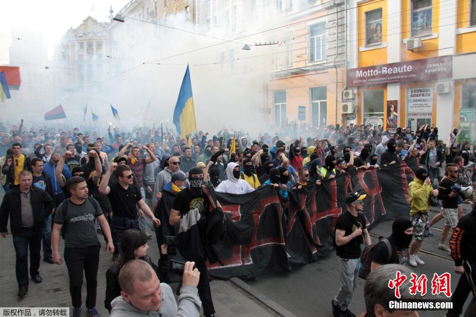 當(dāng)?shù)貢r間4月28日，烏克蘭哈爾科夫，親歐民眾和親俄民眾在街頭示威時發(fā)生大規(guī)模沖突。