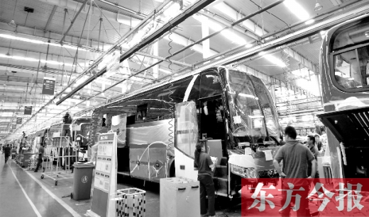 隨著能源和環(huán)保的壓力加大，跟隨國家的產(chǎn)業(yè)風(fēng)向標(biāo)，河南汽車產(chǎn)業(yè)也大力發(fā)展電動汽車，力求“彎道超車”。