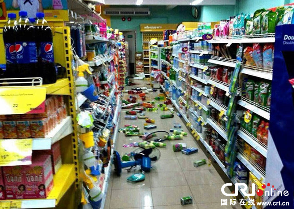 　當?shù)貢r間2014年5月5日，泰國清萊，超市貨架上的商品散落一地。