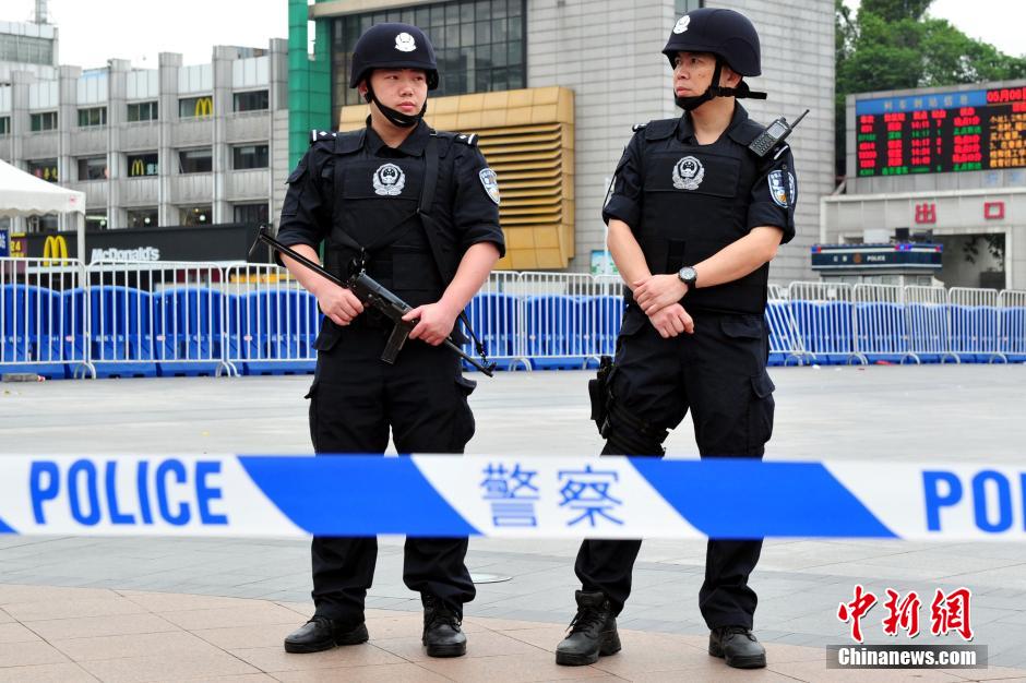 圖為廣州特警在案發(fā)現(xiàn)場(chǎng)戒備。