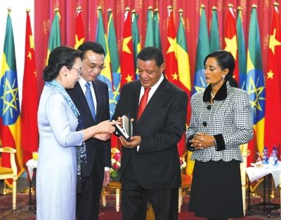 李克強(qiáng)總理與夫人程虹當(dāng)?shù)貢r(shí)間6日上午同埃塞總統(tǒng)穆拉圖夫婦在國(guó)家宮會(huì)見(jiàn)。會(huì)見(jiàn)后，程虹將自己的著作和譯著贈(zèng)送給姆拉圖總統(tǒng)夫婦。