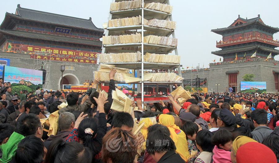 沂蒙山近萬斤供品煎餅被哄搶 原計(jì)劃送給福利院