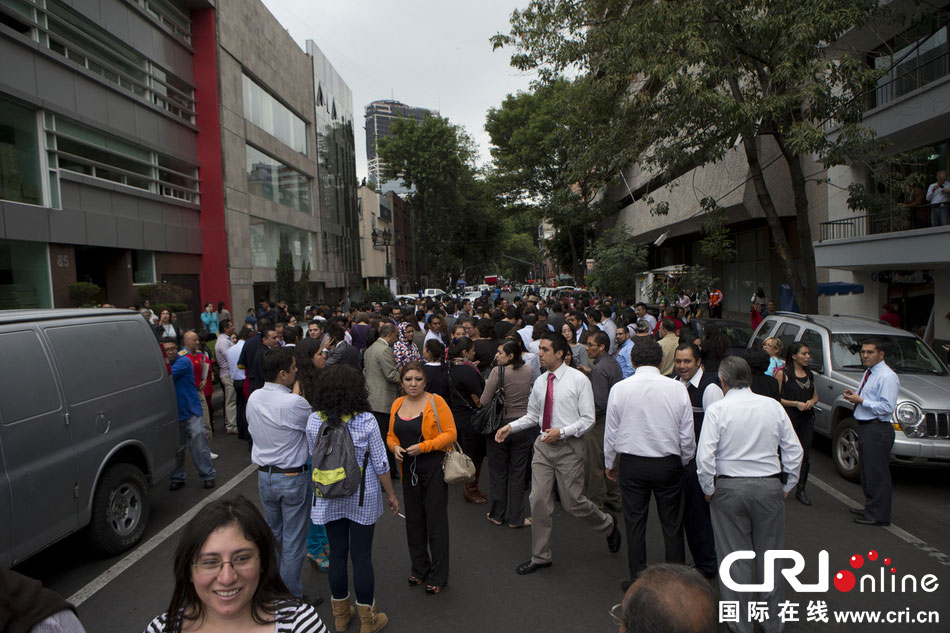 當(dāng)?shù)貢r(shí)間2014年5月8日，墨西哥墨西哥城，市民聚集在街道上?！D片來(lái)源：Rebecca Black