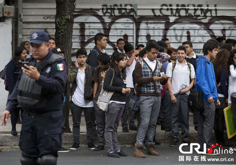 當(dāng)?shù)貢r(shí)間2014年5月8日，墨西哥墨西哥城，市民等在路邊等待道路重新開啟。