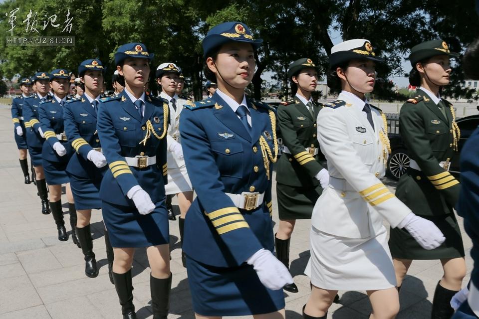 解放軍首批女儀仗兵亮相，90%以上擁有大專以上學(xué)歷，平均身高1.72米。圖為女兵儀仗隊(duì)。
