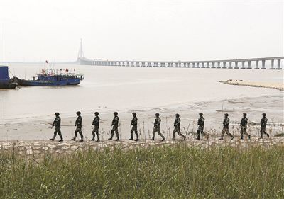 上海加強安保工作，警方在長江沿岸巡邏