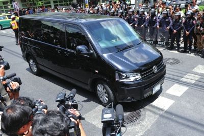 英拉向泰國軍方報到后被扣留。