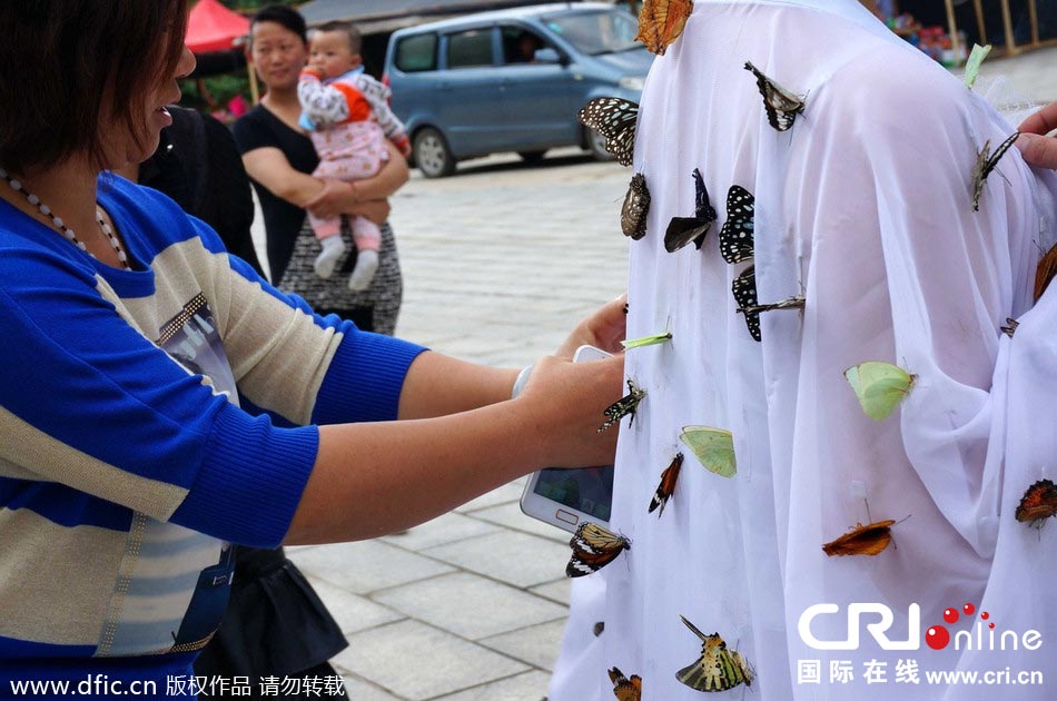 “蝴蝶仙子”身穿上百只剛剛扎死的蝴蝶。圖片來源：老祝/東方IC