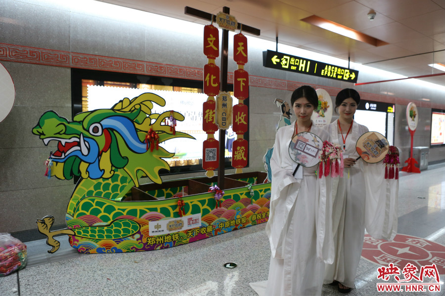 乘著龍舟“穿越”到鄭州的兩位古裝美女。