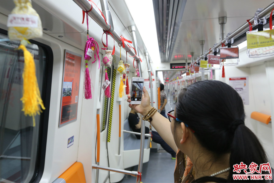 濃濃端午節(jié)氛圍的龍舟模型。