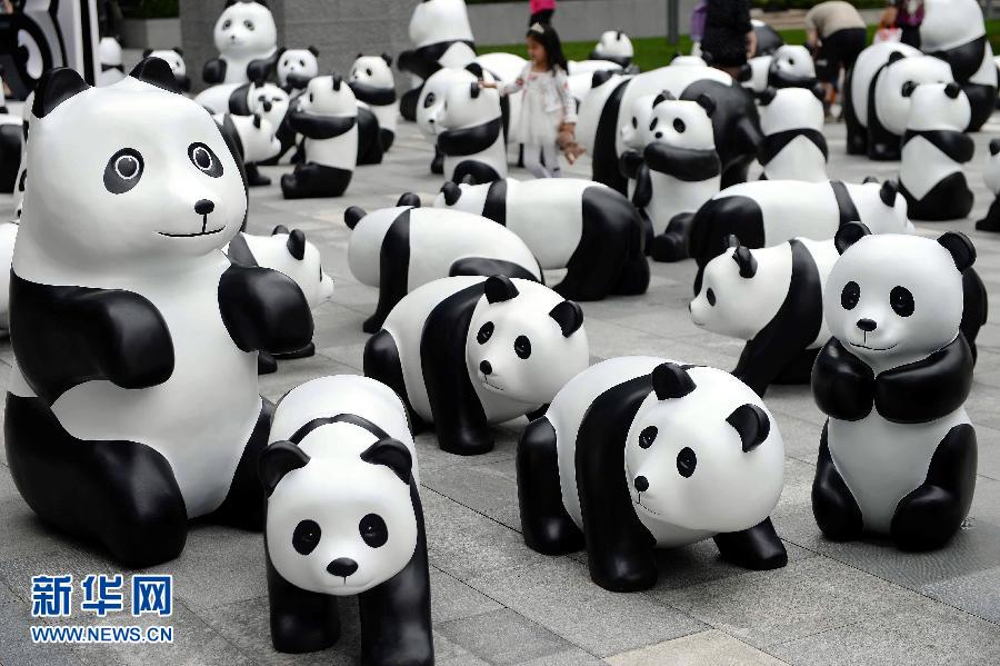 這是6月2日在上海靜安嘉里中心廣場拍攝的萌態(tài)百出的“熊貓”大軍。