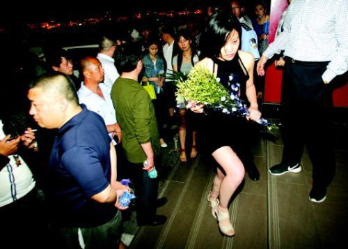 血案發(fā)生幾天來，很多招遠市民自發(fā)送來鮮花，悼念逝者。本報記者趙金陽見習(xí)記者呂奇攝