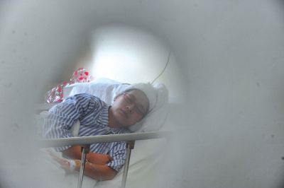 　6月3日，被打的值班醫(yī)生在病房接受治療。新華社發(fā)