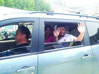 孫正龍和妻子、家人，揮手和醫(yī)護(hù)人員告別。張凌飛