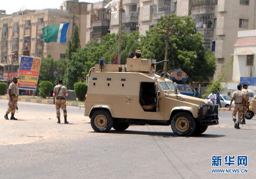 6月10日，在巴基斯坦南部城市卡拉奇真納國際機(jī)場附近，安全人員在街頭警戒。