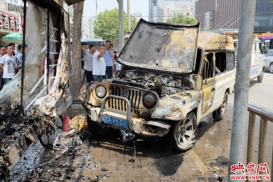 火災撲滅后，交警部門將車進行拖離。