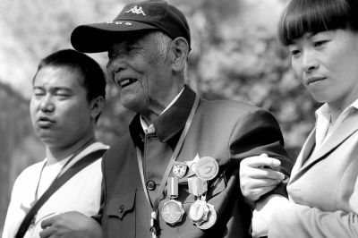 中國遠(yuǎn)征軍老兵來參加活動(dòng)。