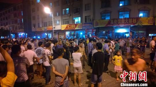 事發(fā)后民眾仍未離去。 王剛 攝