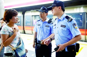 地鐵內(nèi),遇到群眾求助。