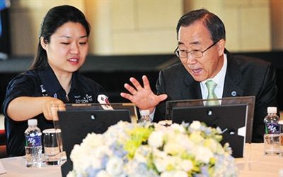 2008年7月，聯(lián)合國秘書長回到韓國時，特意會見李炤燕。