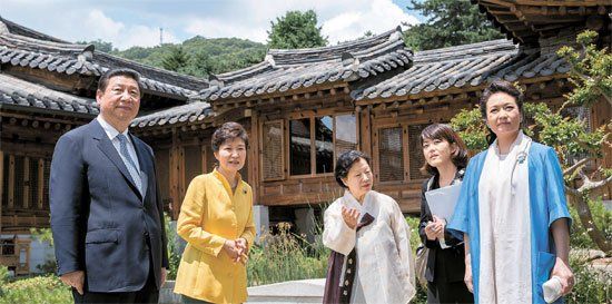 照片中左起分別是習(xí)近平、樸槿惠、家具博物館館長(zhǎng)鄭美淑(音)、隨同翻譯、彭麗媛。